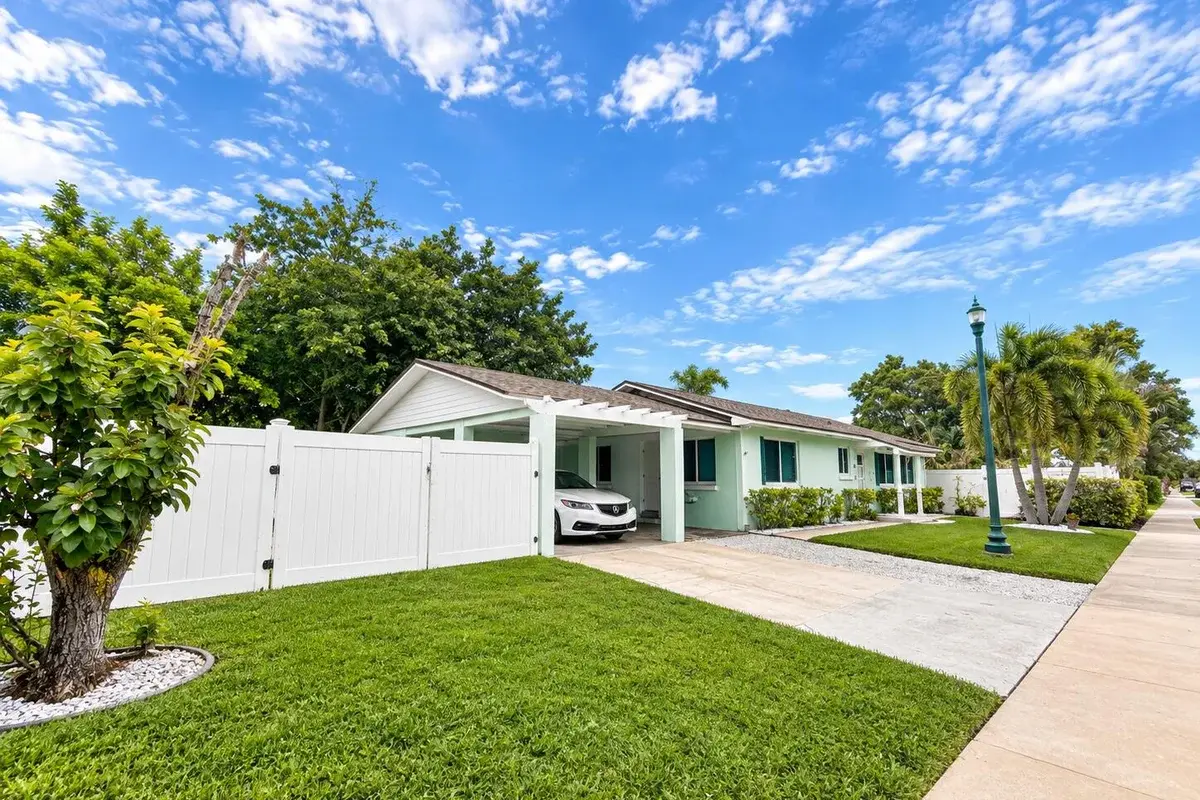 601 SE 3rd Ave, Delray Beach: photo 1 of 17
