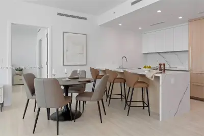 2411 Laguna Cir #2802, North Miami: photo 1 of 23