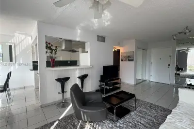200 172nd St #522, Sunny Isles Beach: photo 1 of 10