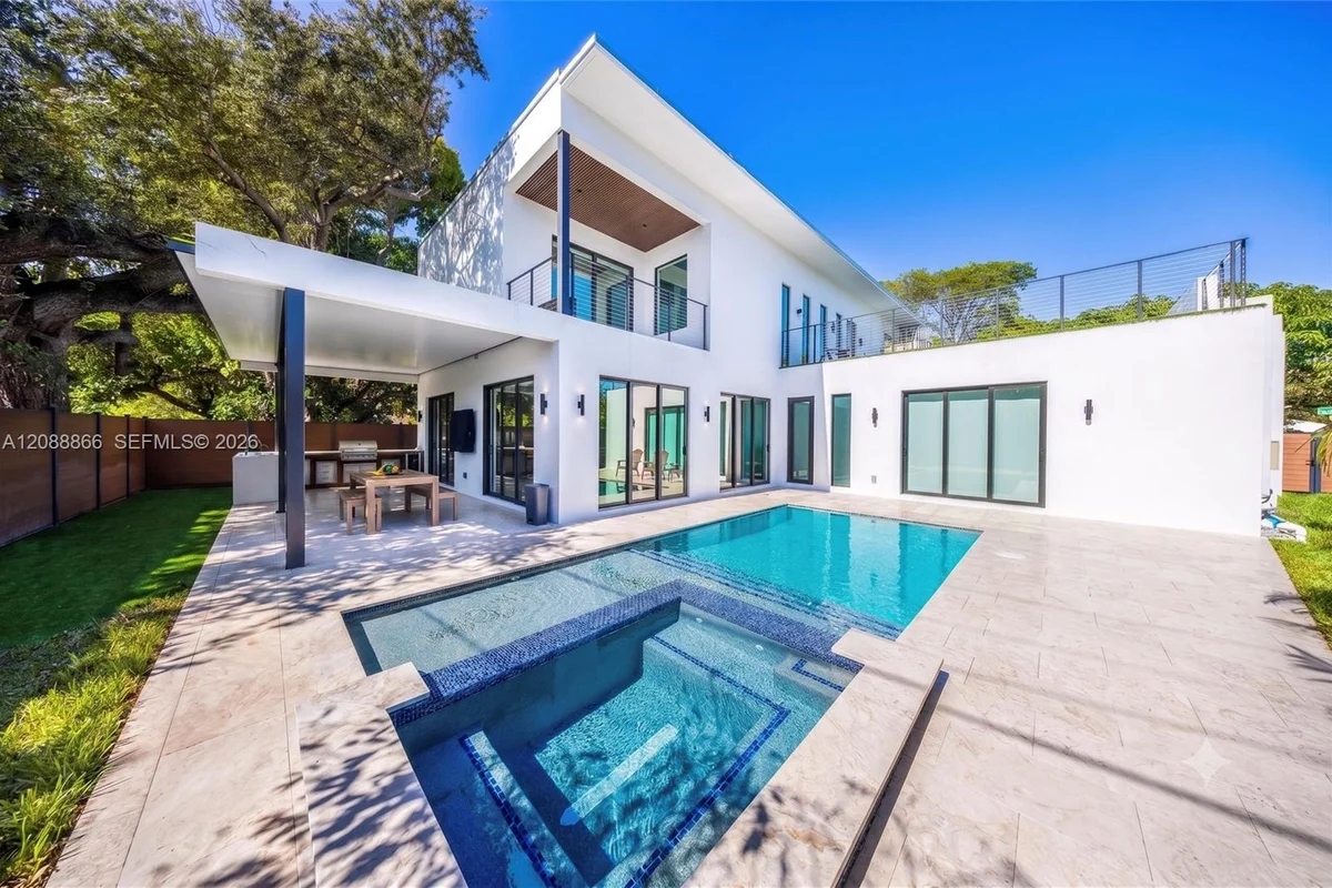 300 NE 48th St, Miami: photo 1 of 32
