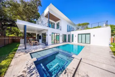 300 NE 48th St, Miami: photo 1 of 32