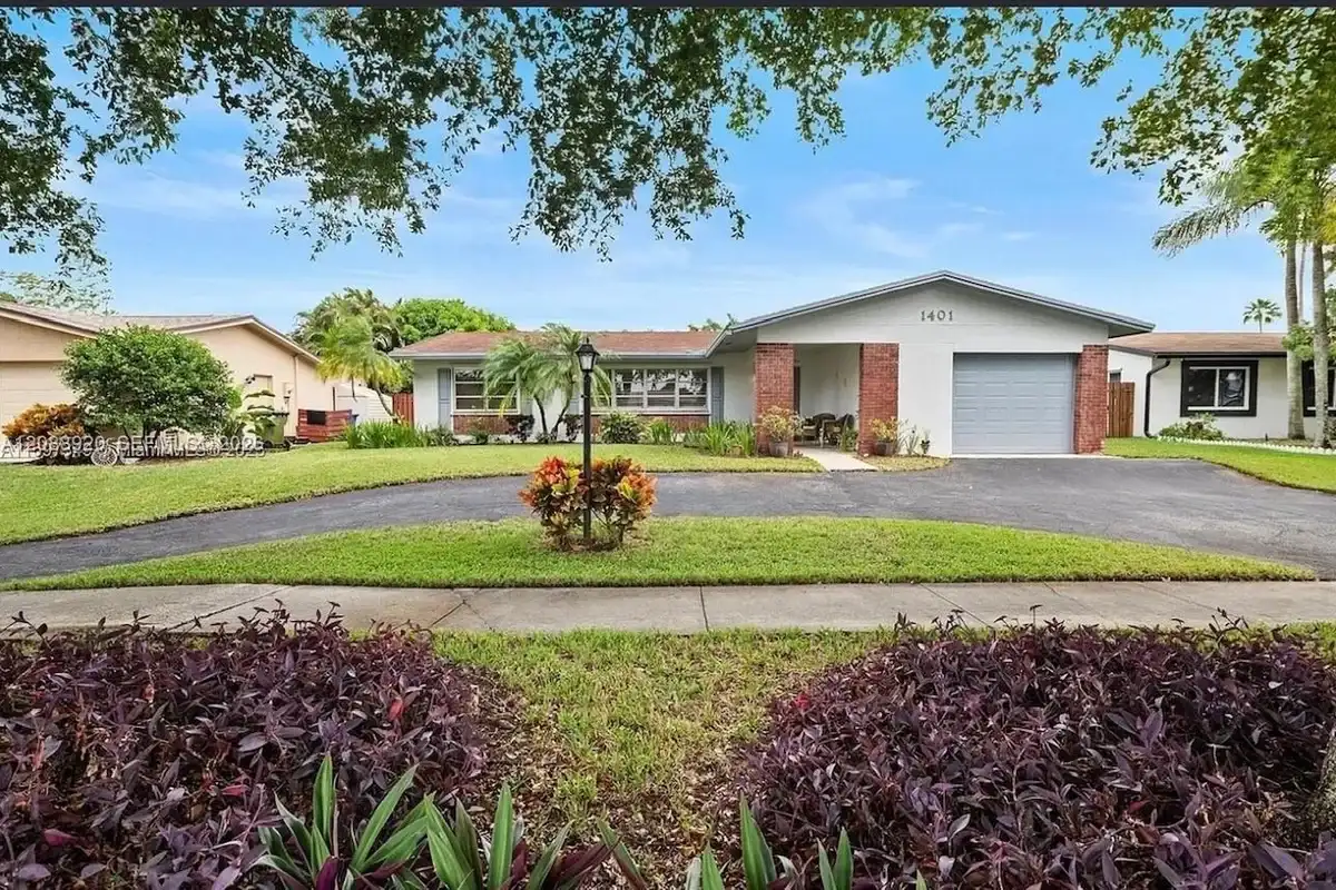 1401 NW 122nd Ave, Pembroke Pines: photo 1 of 21
