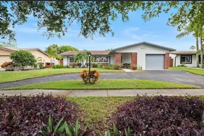1401 NW 122nd Ave, Pembroke Pines: photo 1 of 21