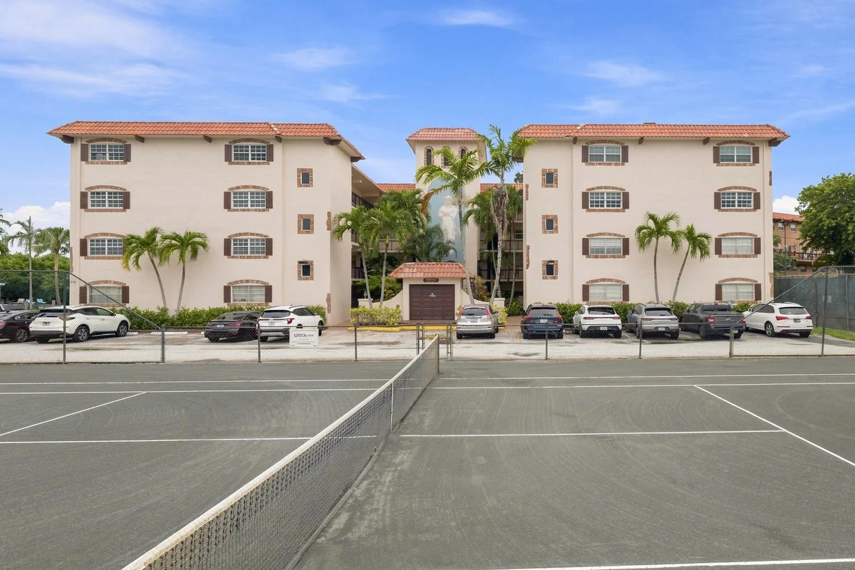 610 Tennis Club Dr #305, Fort Lauderdale: photo 1 of 40