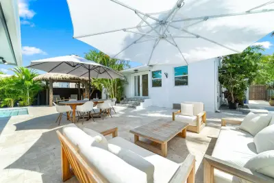 425 32nd St, West Palm Beach: photo 1 of 53