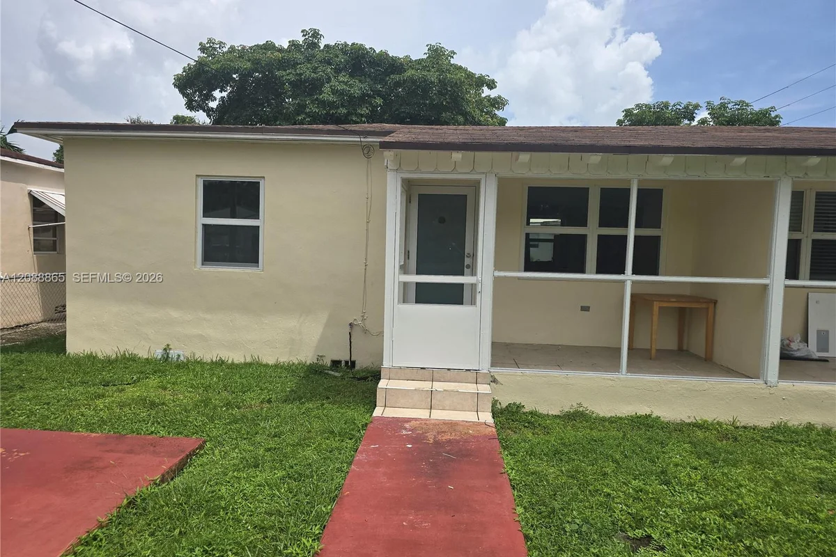 2137 SW 59th Ave, Miami: photo 1 of 6