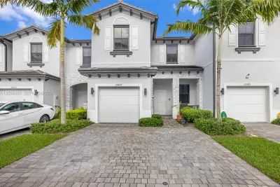 20427 NW 4th Ct, Miami Gardens: photo 1 of 36