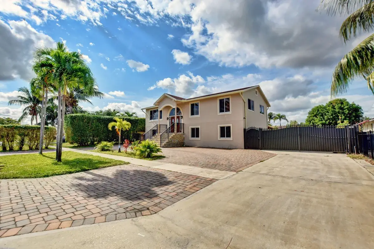 1371 Woodcrest Rd W, West Palm Beach: photo 1 of 27