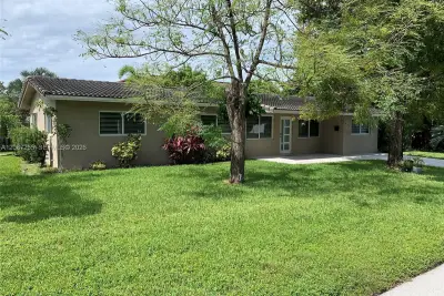 491 SE 23rd Ave, Pompano Beach: photo 1 of 18