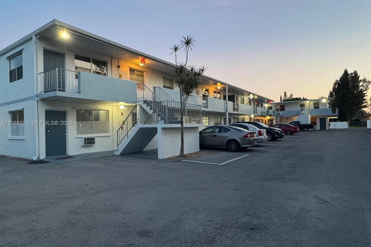 3211 SW 44th St #108, Dania Beach: photo 1 of 13