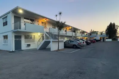 3211 SW 44th St #108, Dania Beach: photo 1 of 13