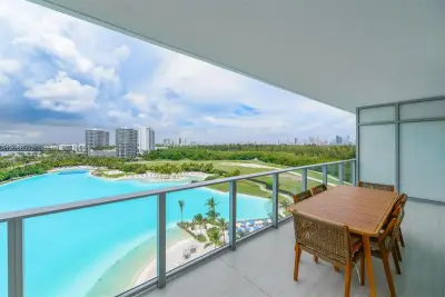 2411 Laguna Cir #807, North Miami: photo 1 of 51