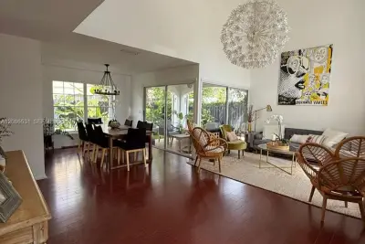 House in Doral: photo 1 of 15