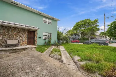 882 NW 2nd St #B, Miami: photo 1 of 26