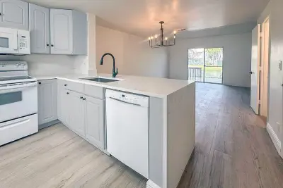 153 SW 3rd St, Pompano Beach: photo 1 of 32