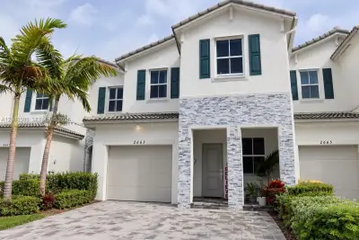 2663 SE 10th St, Homestead: photo 1 of 18
