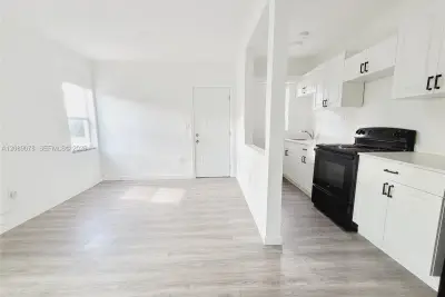 1922 NW 1st St #3, Miami: photo 1 of 9