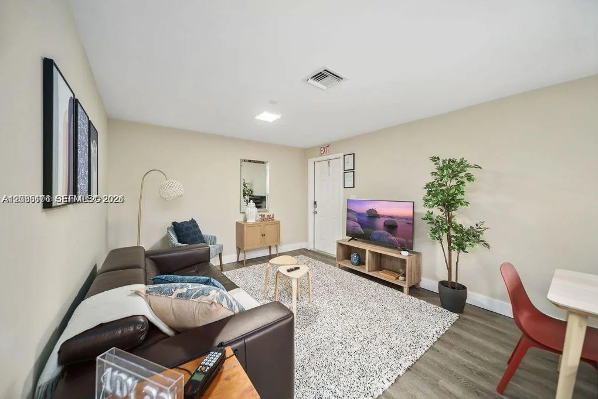 2324 Garfield St #4, Hollywood: photo 1 of 15