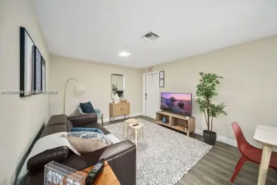 2324 Garfield St #4, Hollywood: photo 1 of 15