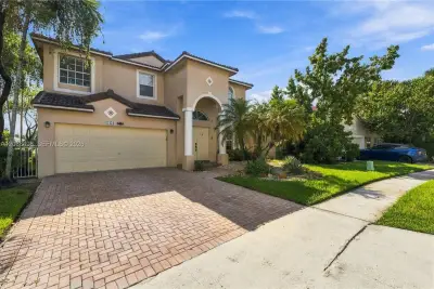 1423 SW 158th Ave, Pembroke Pines: photo 1 of 28