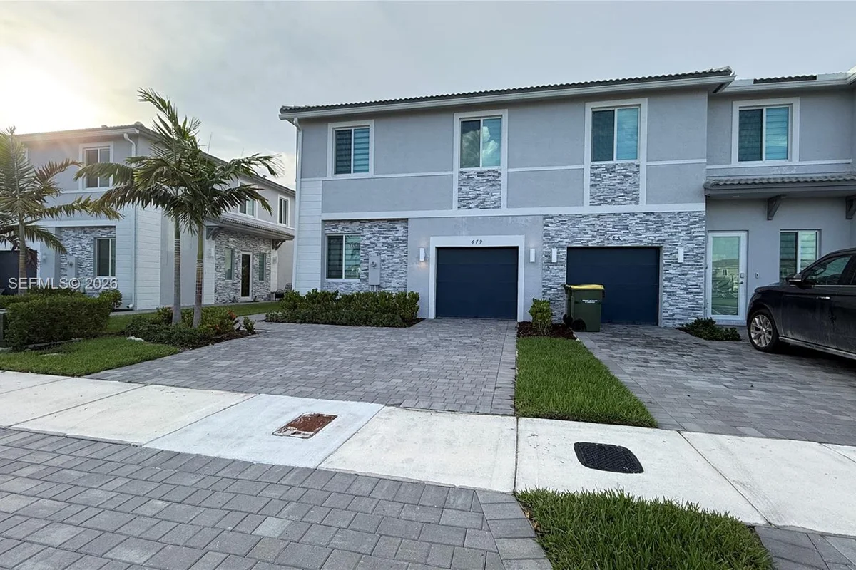 679 SE 13th St Cir, Homestead: photo 1 of 27