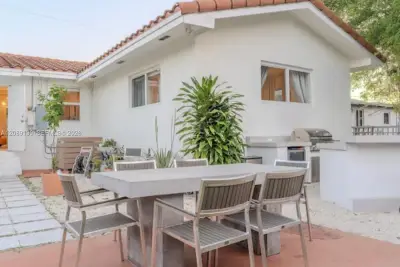 1321 NW 52nd St, Miami: photo 1 of 32