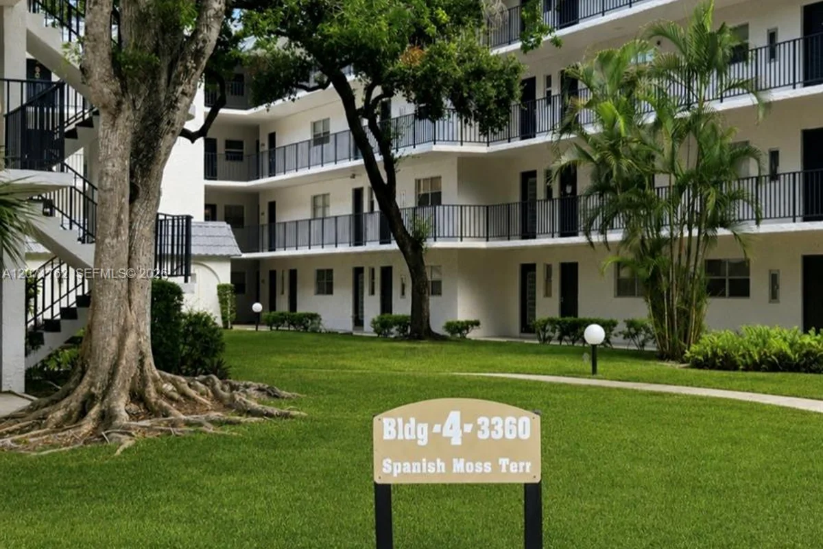 Condo in Lauderhill: photo 1 of 7