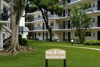 Condo in Lauderhill: photo 1 of 7