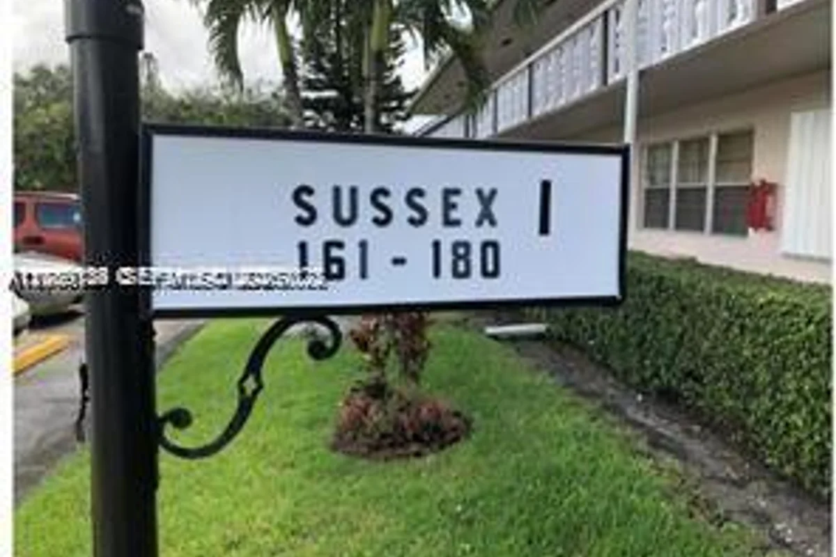 175 Sussex I, West Palm Beach: photo 1 of 38