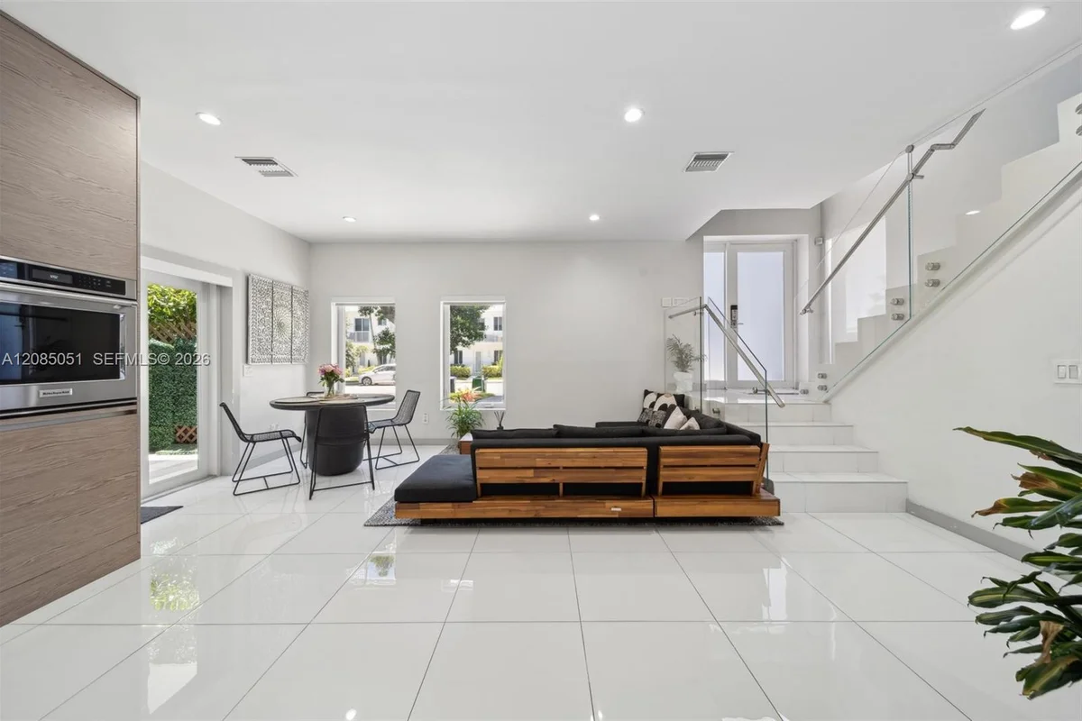 2615 NE 213th St, Miami: photo 1 of 29