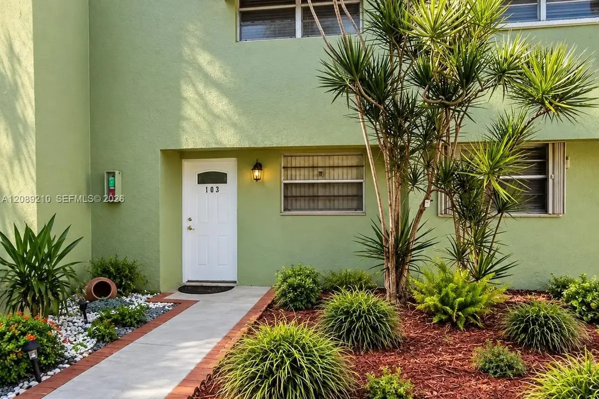 11061 NW 7th St #103-12, Miami: photo 1 of 12