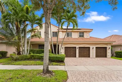 1642 Blue Jay Cir, Weston: photo 1 of 81