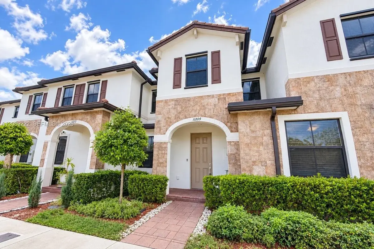 11209 W 34th Way, Hialeah: photo 1 of 14