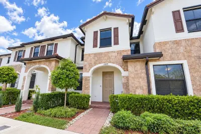 11209 W 34th Way, Hialeah: photo 1 of 14