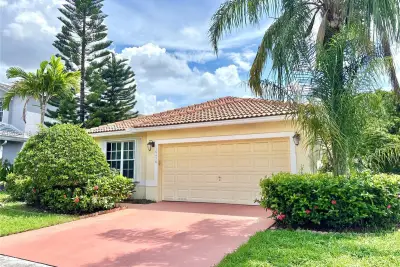 16478 NW 20th St, Pembroke Pines: photo 1 of 23