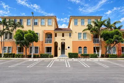 10242 NW 7th St #203, Miami: photo 1 of 19