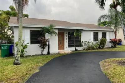 6620 NW 24th Ct, Margate: photo 1 of 13