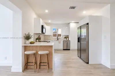 40 SE 3rd Ter, Dania Beach: photo 1 of 18