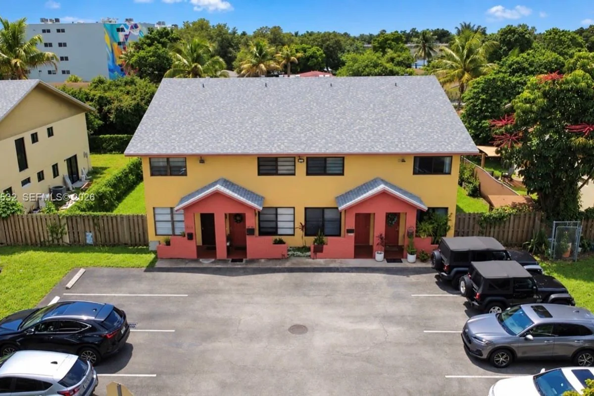 1630 NE 151st St, Miami: photo 1 of 20