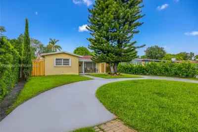 304 SW 68th Ave, Pembroke Pines: photo 1 of 36