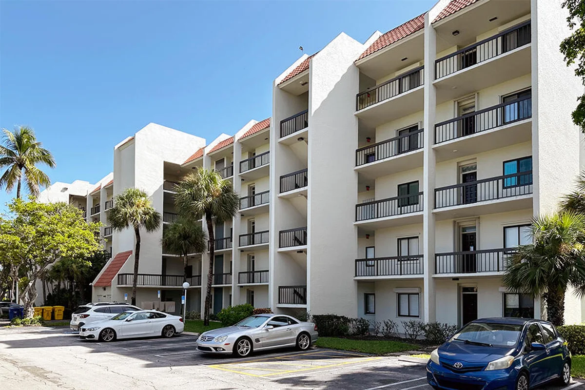 3000 Presidential Way #106, West Palm Beach: photo 1 of 31