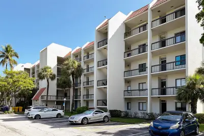 3000 Presidential Way #106, West Palm Beach: photo 1 of 31