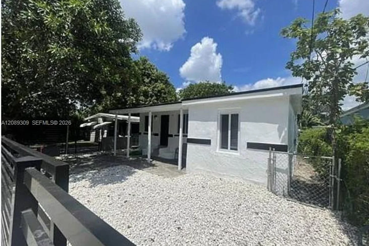 1741 NW 68th Ter, Miami: photo 1 of 11