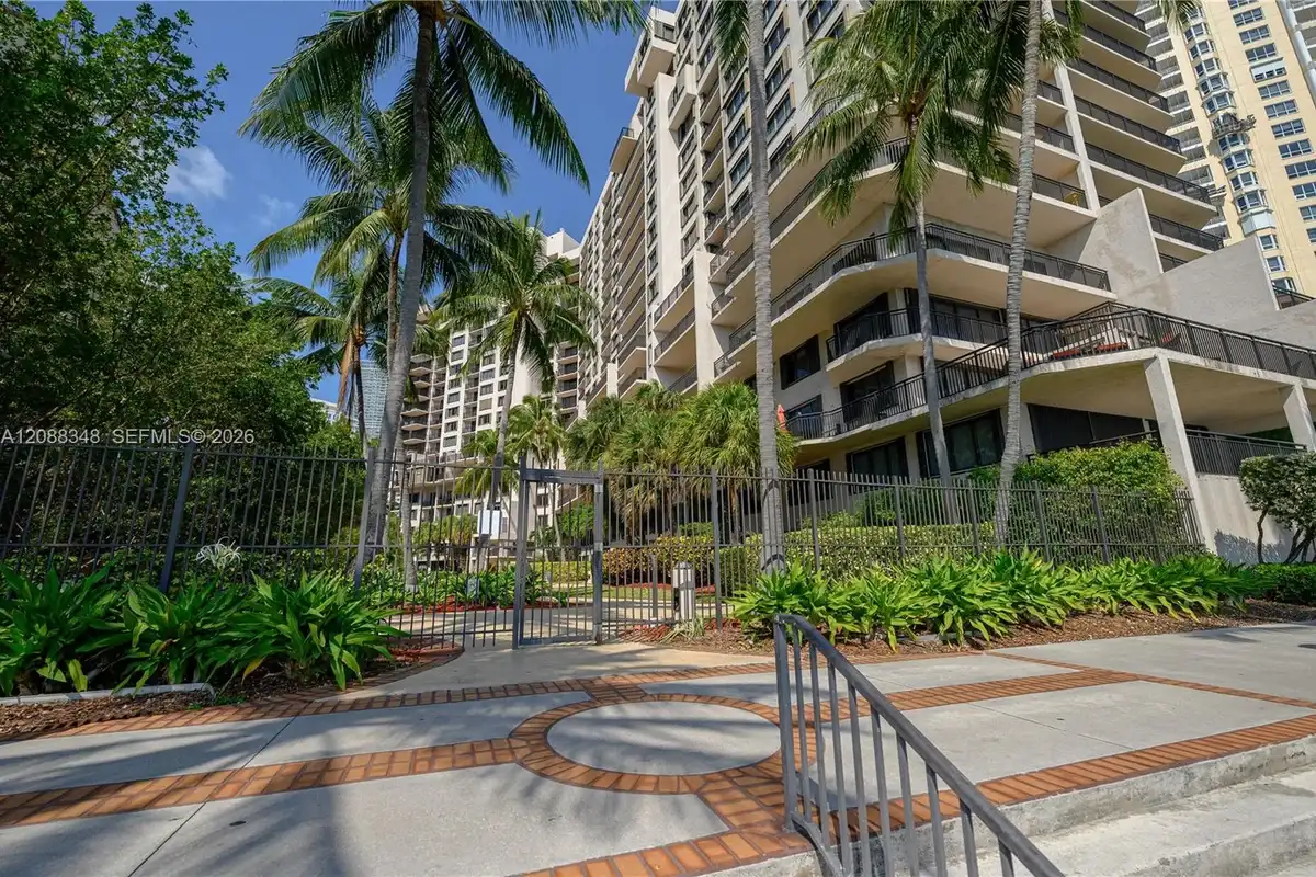 540 Brickell Key Dr #600, Miami: photo 1 of 28