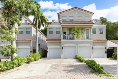 213 SW 11th St, Fort Lauderdale: photo 1 of 32