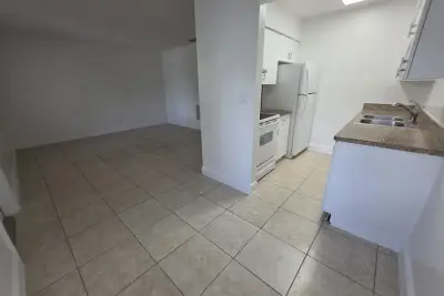 75 SW 10th St #202, Fort Lauderdale: photo 1 of 7