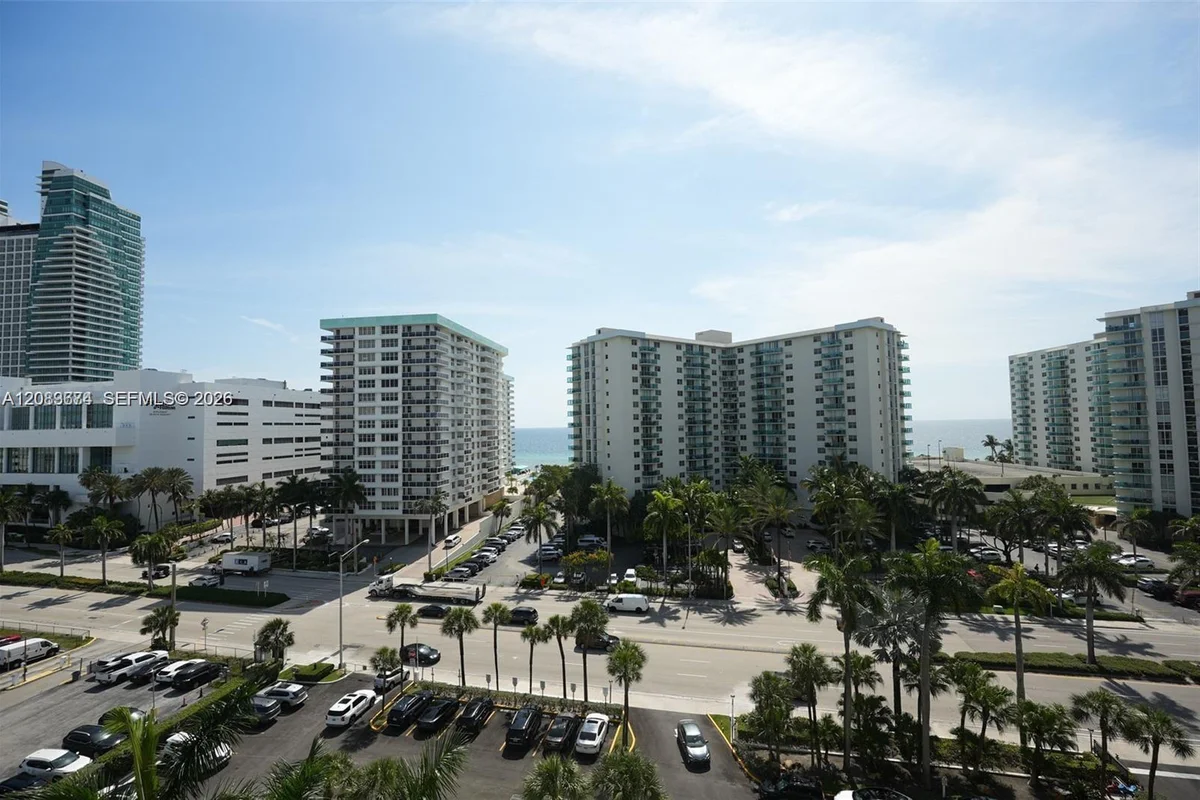 Condo in Hollywood: photo 1 of 11