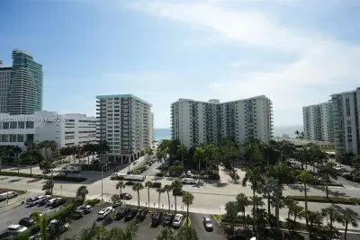 Condo in Hollywood: photo 1 of 11