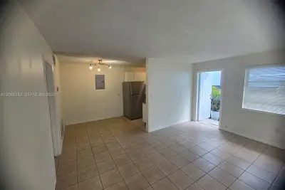 1530 NE 110th St, Miami: photo 1 of 10