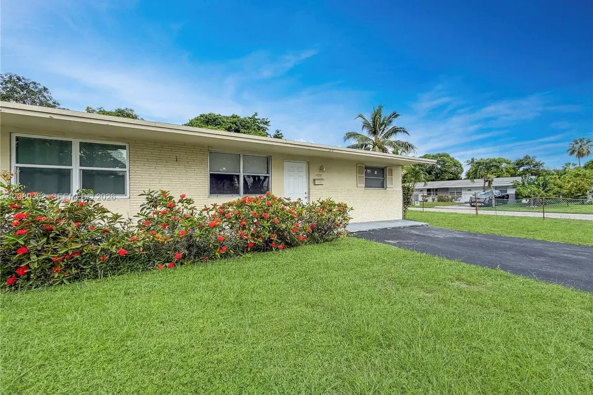 Townhouse in Lauderhill: photo 1 of 19